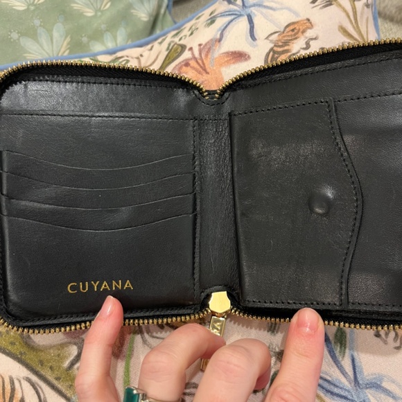 Cuyana Small Zip Wallet in Smooth Black Leather - Picture 4 of 7